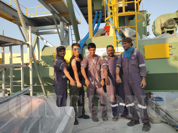 employees installed paver block آلة التفجير النار in Dubai
